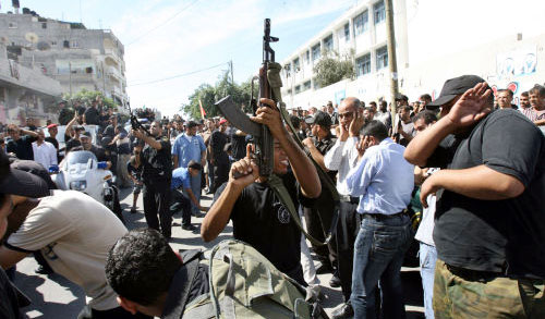 مسلح فلسطيني يطلق النار في الهواء خلال تشييع أحد عناصر حرس الرئاسة قضى أمس متأثراً بجروح أصيب بها خلال اشتبآ onblur