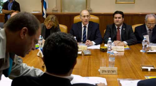 أولمرت خلال اجتماع الحكومة الإسرائيلية أمس (أ ب)