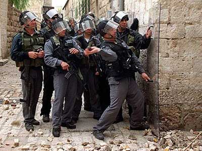رجال شرطة إسرائيليون خلال مواجهات مع فلسطيني 48 في تشرين الأول العام 2000 (أرشيف)