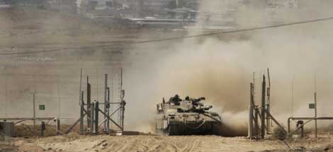 دبابة إسرائيلية تخرج من قطاع غزة بعد توغل قرب رفح امس (رويترز)