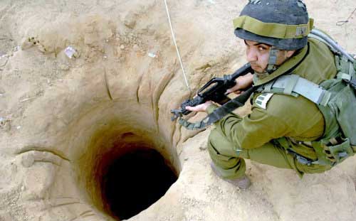 جندي إسرائيلي عند احد الأنفاق قرب محور فيلادلفي على حدود قطاع غزة ومصر (أ ف ب)