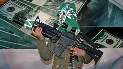 طفل فلسطيني يضع قناعا ويحمل بندقية لعبة خلال تظاهرة تأييد لحكومة «حماس» في الخليل أمس (رويترز)