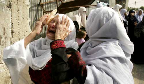 فلسطينية تنتحب خلال تشييع الشهيد محمد المصري في بيت حانون أمس (رويترز)
