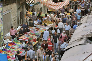 أردنيون في أحد الأسواق الشعبية (أرشيف رويترز)