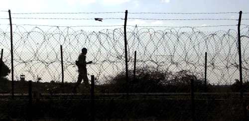 جندي مصري قرب السياج الحدودي بين مصر وقطاع غزة (رويترز)