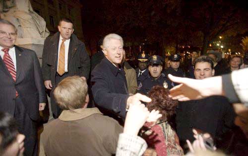 الرئيس الأميركي السابق بيل كلينتون خلال مشاركته في دعم المرشح الديموقراطي روبرت مينينديز في نيو جيرسي أمس (