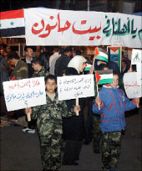 فلسطينيون يحتجونً على عدوان غزة في دمشق أمس (إي بي إي)