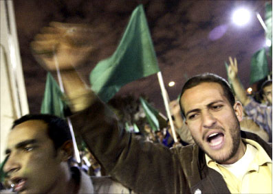 متظاهرون في القاهرة ليل الأربعاء الخميس تنديداً بمجزرة بيت حانون (رويترز)