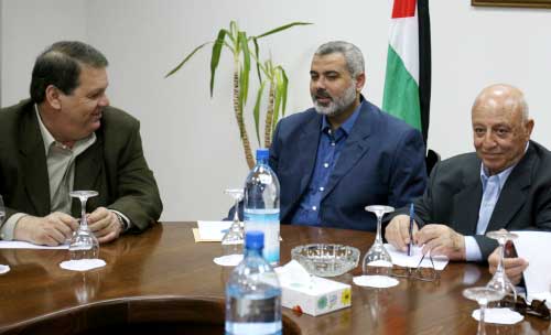 هنية وقريع وروحي فتوح خلال الاجتماع في غزة (أ ف ب)