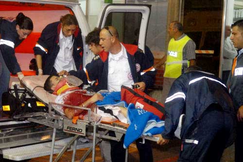 مسعفون ينقلون جريحاً إسرائيلياً أصيب بأحد صواريخ المقاومة في سديروت أمس (أ ف ب)