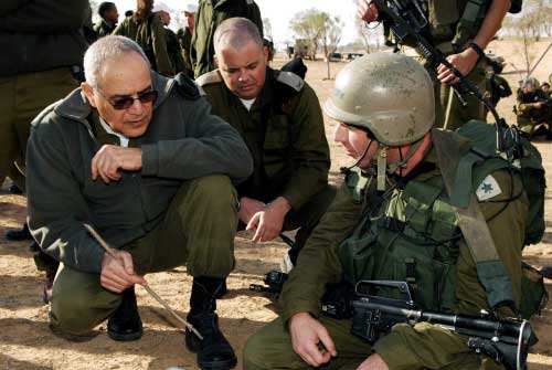 حالوتس يتحدث إلى احد الجنود خلال زيارته لوحدة احتياط إسرائيلية أمس (أ ب)