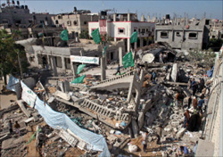 دمار أحدثته غارة إسرائيلية على قطاع غزة أمس (إي بي إي)