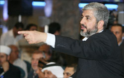 خالد مشعل يتحدث إلى مناصريه في دمشق (أرشيف - رويترز)