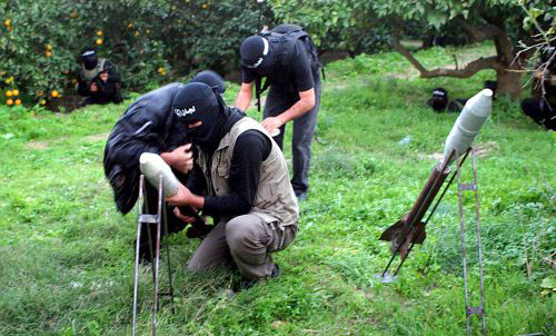 مقاومون فلسطينيون خلال تدريب على إطلاق صواريخ في قطاع غزة أمس (إي بي إي)