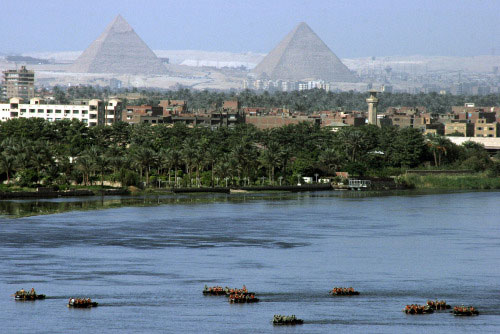 نهر النيل يخترق القاهرة على مقربة من أهرامات الجيزة (أ ب)