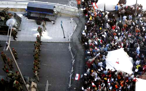 شريط شائك يفصل بين المتظاهرين والجيش اللبناني في وسط بيروت أمس (رويترز)