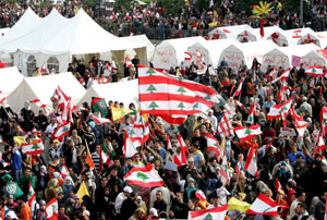 آلاف المتظاهرين في وسط بيروت أمس (أ ب)