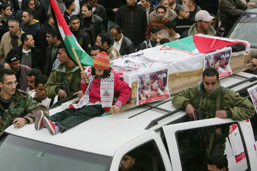 فلسطينيون يتظاهرون أمس احتجاجاً على مقتل الأطفال الثلاثة في غزة (أ ب)