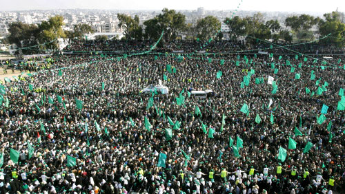 عشرات الآلاف من أنصار «حماس» خلال مهرجان ذكرى تأسيس الحركة في قطاع غزة أمس (أ ف ب)