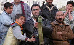 طفل فلسطيني يضغط على زنّاد سلاح خلال تجمّع لحركة فتح في نابلس في الضفّة الغربيّة أمس (أ ب)