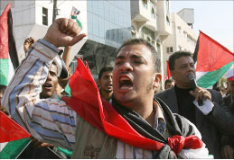 فلسطينيّ يهتف خلال تظاهرة ضدّ الاضطرابات الأمنيّة في غزّة أمس (أ ف ب)