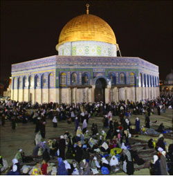 فلسطينيّون يصلّون في المسجد الأقصى في القدس المحتلّة (أرشيف - رويترز)