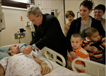بوش يقلّد أحد الجنود الجرحى في العراق وساماً في واشنطن أول من أمس (أ ب)