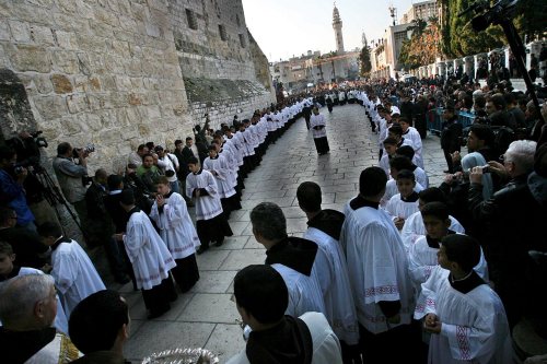 فلسطينيون يستعدون للاحتفال في باحة كنيسة المهد (إي بي إي)