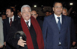 وزير التخطيط المصري عثمان عثمان مستقبلاً عبّاس في مطار القاهرة أمس (إي بي أي)