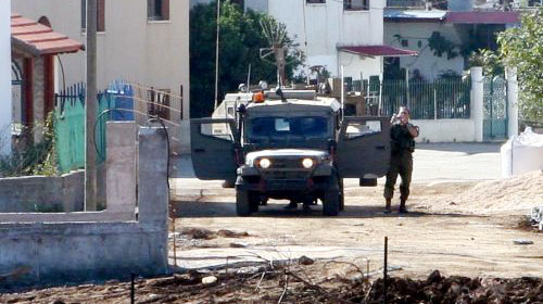 جنود إسرائيليّون يجوبون شوارع بلدة الغجر اللبنانيّة المحتلّة (أرشيف-رويترز)