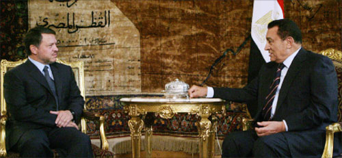 مبارك وعبد الله الثاني خلال لقائهما في القاهرة أمس (أ ف ب)