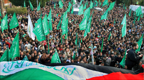 مناصرون لحماس يحتجون ضد دحلان في غزة أمس (أ ب)