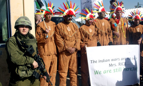 فلسطينيون يرتدون زي الهنود الحمر احتجاجاً على زيارة رايس في نابلس أمس (أ ف ب)