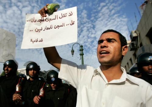 مناصر لحركة «كفاية» أثناء احتجاج على سياسات الرئيس المصري حسني مبارك في القاهرة (أرشيف - أ ب)