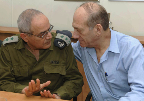 أولمرت وحالوتس خلال لقاء في قاعدة عسكريّة في قطاع غزّة (أرشيف - أ ف ب)