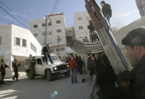 عناصر من قوّات الرئاسة الفلسطينيّة تجوب منطقة الخليل أمس لمنع تصادم بين عشيرتين (رويترز)