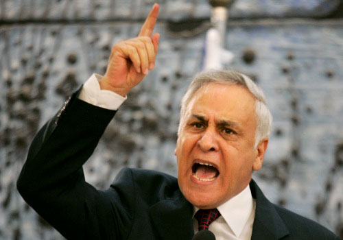 كتساف يصرخ خلال مؤتمر صحافي أول من أمس في القدس المحتلة (أ ب)