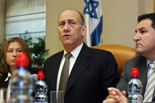 أولمرت في اجتماع حكومته في القدس المحتلة أمس (ا ب)