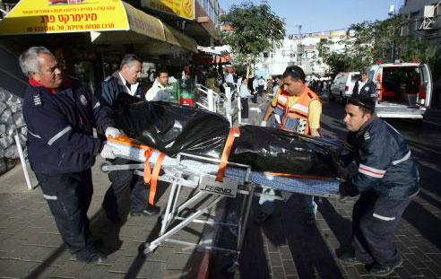 عناصر من الإسعاف الإسرائيلي ينقلون جثّة أحد قتلى عمليّة إيلات أمس (أ ف ب)