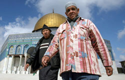 فلسطينيّان في باحة الحرم القدسي (أ ف ب)
