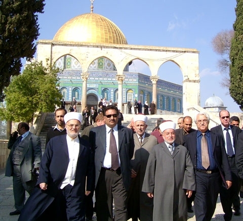 أعضاء لجنة المتابعة العربية خلال زيارتهم لقبة الصخرة أمس (الأخبار)