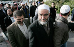 صلاح يصل إلى مبنى المحكمة في القدس أوّل من أمس (رويترز)