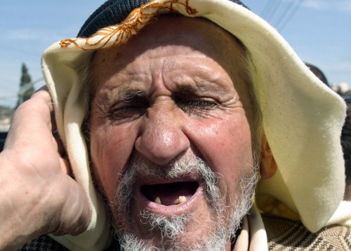 فلسطيني أثناء احتجاج ضدّ الممارسات الإسرائيليّة خارج مدينة القدس القديمة امس (رويترز)