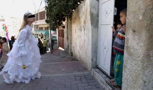 طفلة إسرائيلية تبصق على طفل فلسطيني في الخليل (الأخبار)