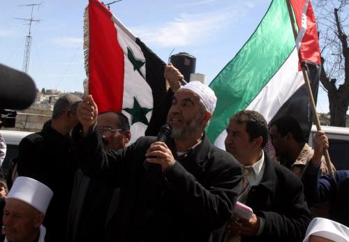 الشيخ رائد صللاح أثناء الاحتجاج في القدس المحتلّة أمس (الأخبار)