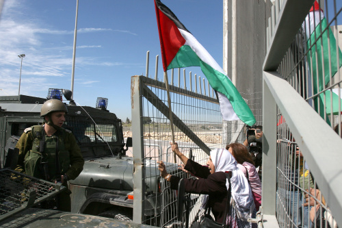 فلسطينيّات خلال احتجاج بمناسبة يوم المرأة العالمي عند جدار الفصل في رام الله في الضفة الغربيّة أمس (أ ف ب)