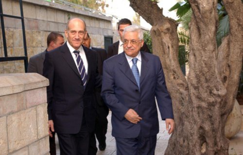عباس وأولمرت خلال لقائهما في القدس المحتلة أمس (الأخبار)