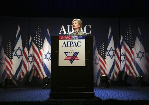 المرشّحة للرئاسة الأميركيّة هيلاري كلينتون خلال عشاء لـ «أيباك» في نيويورك الشهر الماضي (رويترز)