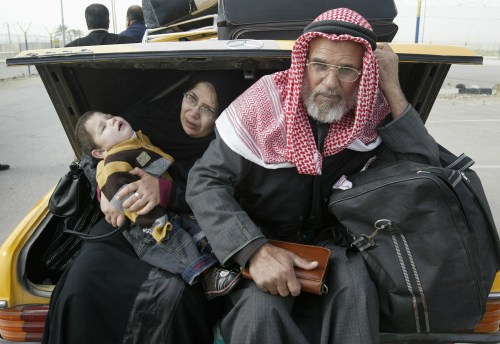 فلسطينيون ينتظرون عند معبر رفح في قطاع غزّة أمس (رويترز)