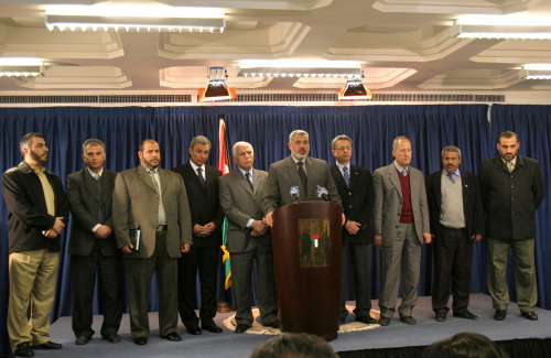 هنيّة يتوسّط وزراء «حكومة الوحدة» خلال مؤتمر صحافي في غزّة أمس (أ ب)